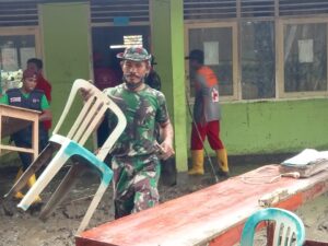 Madrasah Ibtidaiyah Sakuru Dibersihkan, Kepsek Salut Dan Bangga Dengan TNI AD Kodim Bima