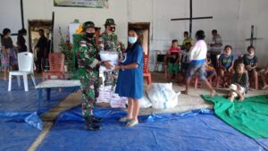 Dansektor Timur Berikan Bantuan Pakaian Untuk Korban Banjir