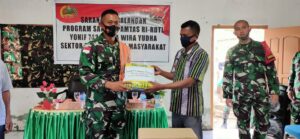 Dansatgas Pamtas Yonif 742/SWY Gelar Komsos dan Serahkan Bansos