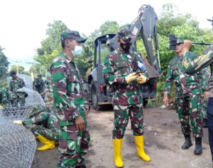 Satgas Zeni TNI AD Mulai Bangun Jembatan Yang Putus Akibat Banjir Bandang di Bima
