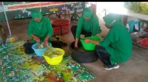 Walau Terdampak Banjir, Istri Para Babinsa Semangat Masak Untuk Warga