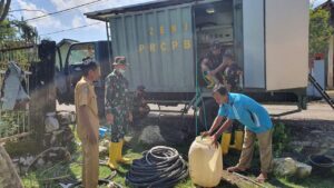 Satgas Zeni TNI AD Bagikan Air Siap Konsumsi Bagi Warga Terdampak Banjir di Bima