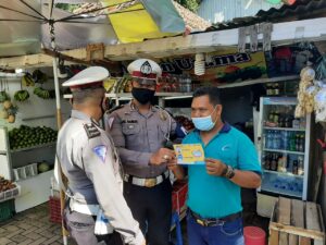 Peduli Sesama, Polres Sumbawa Bagikan Sembako Lewat Patroli Samawa Berbagi