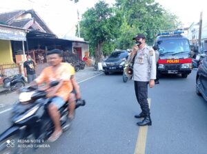 Jelang Berbuka, Sat Binmas Polres Sumbawa Ajak Masyarakat Tertib Berlalu Lintas Hingga Prokes
