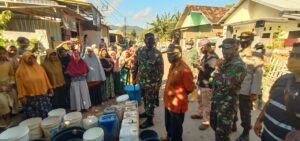 Senang Dapat Bantuan Air Bersih, Ibu-Ibu Korban Banjir Bima Berbondong Jejer Ember