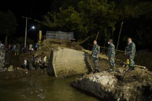Sejak Pagi Hingga Malam, Danrem 162/WB Pantau Pembangunan Tiga Jembatan di Madapangga