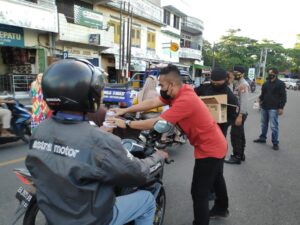 Perlihatkan Sisi Humanis, Tim Puma Polres Sumbawa Berbagi Takjil
