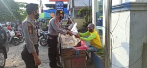 Jelang Buka Puasa, Sat Samapta Polres Sumbawa Patroli Sedekah Bagikan Nasi Kotak