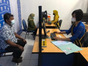 Sambut Hari Kartini, Polwan Satlantas Polres Sumbawa Pakai Kebaya Dalam Pelayanan Satpas