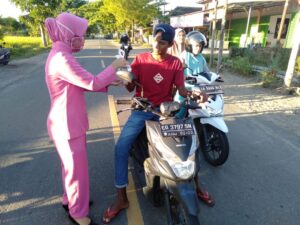 Berbagi Kepada Sesama, Polres Sumbawa Barat Bagikan Takjil