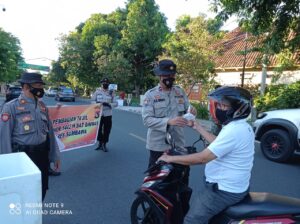 Berbagi Takjil Jelang Berbuka Puasa, Sat Binmas Polres Sumbawa Sematkan Himbauan Prokes