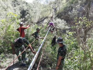 Saluran Pipa Air Bocor, Personel Pos Fohululik Bergerak Cepat Lakukan Perbaikan