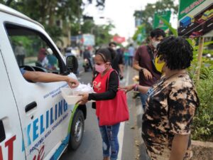 Sat Intelkam Gandeng Mahasiswa Papua Berbagi Takjil
