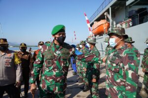 Setelah Bangun Jembatan di Bima, Kapal Andri LI Milik TNI AD Dilepas Dengan Penuh Haru