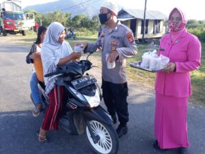 Pererat Silaturahmi Dengan Warga, Polsek Poto Tano dan Ibu-ibu Bhayangkari Bagikan Ratusan Takjil