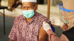 Bataliyon Vaksinasi Polres Sumbawa Barat Vaksin 40 Orang Lansia