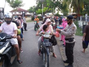 Gandeng Bhayangkari, Polsek Alas Bagikan Takjil Hingga Masker Gratis Jelang Buka Puasa