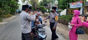 Peduli Sesama, Polsek Moyo Hulu Bagi Takjil Bersama Bhayangkari