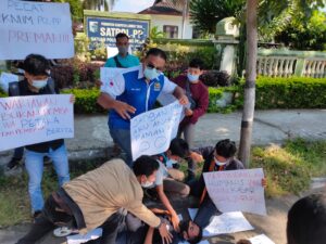 Buntut Penganiayaan, Sejumlah Wartawan Lombok Timur Gelar Aksi di Depan Kantor Bupati