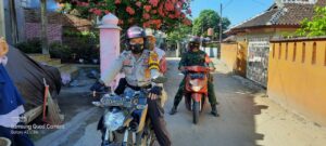 Sinergitas, Bhabinkamtibmas & Babinsa Brang Biji Antar Jemput Lansia Untuk Vaksin