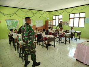 Satgas Pamtas Yonif 742/SWY Bantu Mengajar di Sekolah Perbatasan