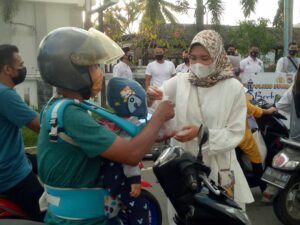 Anggota Sat Reskrim Polres Sumbawa Barat Berbagi Bagi Takjil Gratis Pada Pengguna Jalan