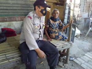 Pendekatan Humanis, Cara Bhabinkamtibmas Ajak Warga Lansia Tak Takut Vaksin