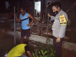 Tak Kenal Waktu Bhabinkamtibmas Desa Beru Bantu Pasang Serapan Limbah Cair Rumah Tangga