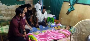 Subbag Humas Polres Sumbawa Barat Beri Bantuan Pengobatan Seorang Wartawan Yang Lumpuh