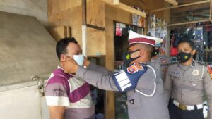 Personil Pospam Operasi Ketupat Rinjani 2021 Polres Sumbawa Himbau Warga Pakai Masker