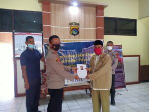 Kapolres Dompu AKBP Syarif Hidayat SIK Menyerahkan Zakat