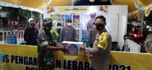 Kapolres Dompu Cek Posyan dan Beri Bingkisan Kepada Anggota Jaga
