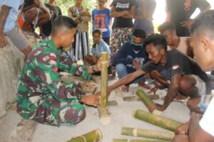 Personel Pos Lakmars Ajarkan Kerajinan Kursi Meja Bambu