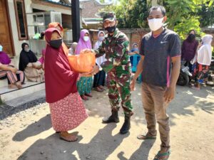 Menjelang Hari Raya Idul Fitri 1442 H Dandim 1628/SB Serahkan Bingkisan Lebaran