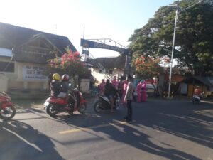 Keluarga Besar Polsek Empang Bagikan Takjil Jelang Berbuka Puasa