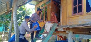 Jelang Lebaran Sat Brimob Kompi 2 Yon B Bagikan 30 Bingkisan Kepada Warga Lansia