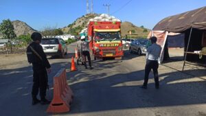 Ops Yustisi Digelar di Poto Tano, Anggota Polsek Pelabuhan Beri Sanksi Pelanggar Prokes