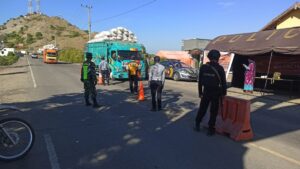 Pengamanan Lebaran 2021, Anggota Piket Regu II Posyan Cek Kendaraan Masuk Pelabuhan