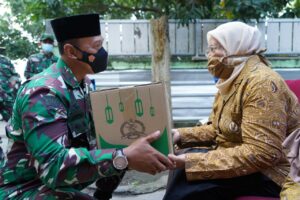 Jelang Idul Fitri, Danrem 162/WB Berbagi Kebahagiaan Dengan Warakawuri