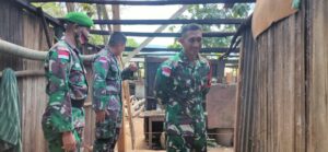Dansatgas Pamtas Yonif 742/SWY Dukung Perehaban Rumah Warga