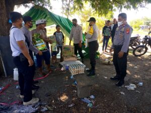 Wujud Empati, Polsek Moyo Hilir Berikan Bantuan Bagi Korban Kebakaran