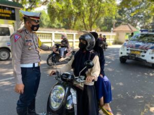 Jelang Lebaran Ketupat, Sat Lantas Polres Lotim Gencar Lakukan Himbauan