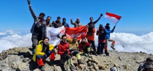 Ikhtiar Zero Waste, Telkom NTB ‘Clean Up’ di Rinjani