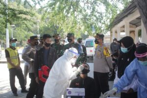 Kapolres Sumbawa Barat dan Dandim 1628/KSB Pantau Langsung Proses Cek Swab Antigen Kepada Pengguna Jasa Pelabuhan Poto Tano