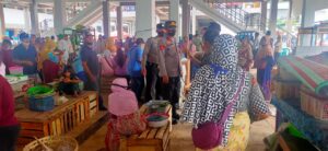 Polsek Sumbawa Rutin Perketat Penerapan Prokes  Di Pasar