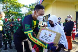 Kompak, TNI Polri di NTB Gowes Bersama dan Bagi Sembako