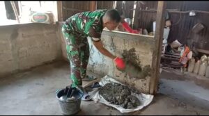 Personel Satgas Pamtas Sektor Timur Rehab Rumah Warga Dusun Fatululi Maumutin