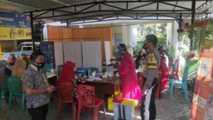 Bhabinkamtibmas Uma Sima Amankan Giat Vaksin Lansia