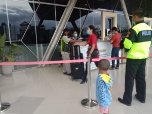 Personel KRYD Polres Sumbawa Tingkatkan Pengawasan Prokes Di Bandara