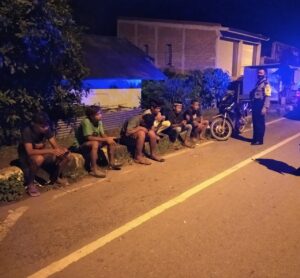 Piket Patroli Polsek Lape Himbau Pemuda Untuk Selalu Gunakan Masker